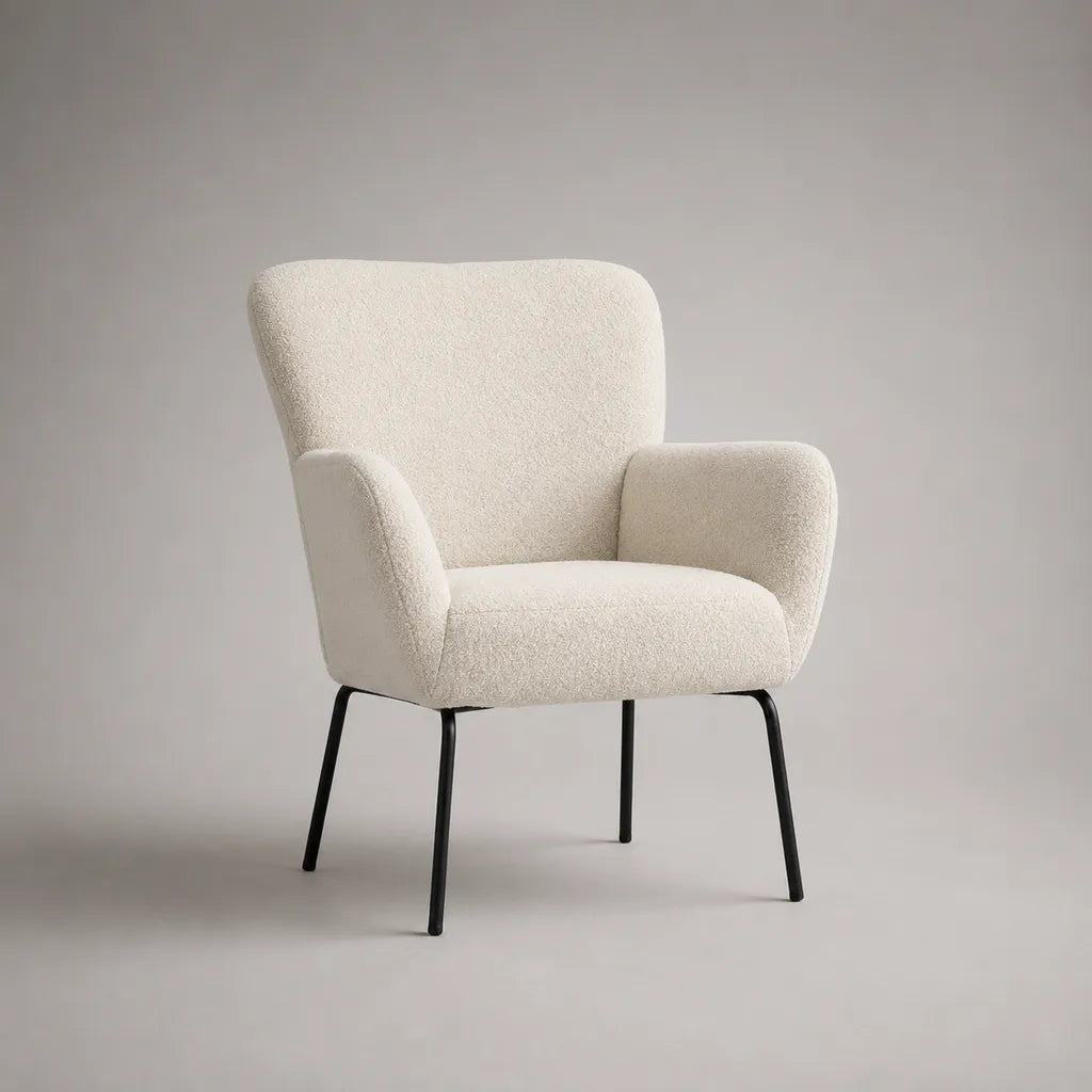 Fauteuil enveloppant en tissu bouclé ivoire avec pieds en acier noir, 74 × 76 × 84 cm