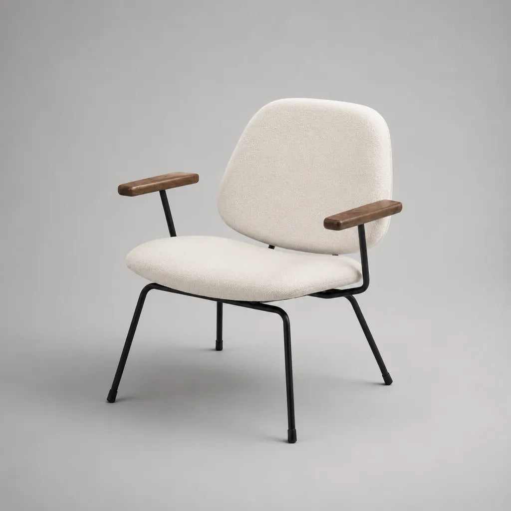 Fauteuil de salon en tissu écru avec accoudoirs en bois et pieds en acier noir, 72 × 75 × 78 cm